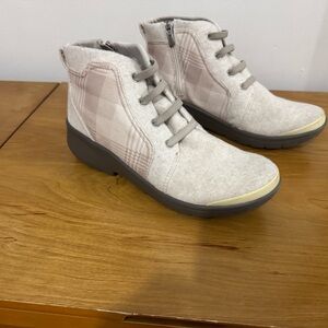 Stylish Women's Ankle Boots - Creamy Beige and Gray